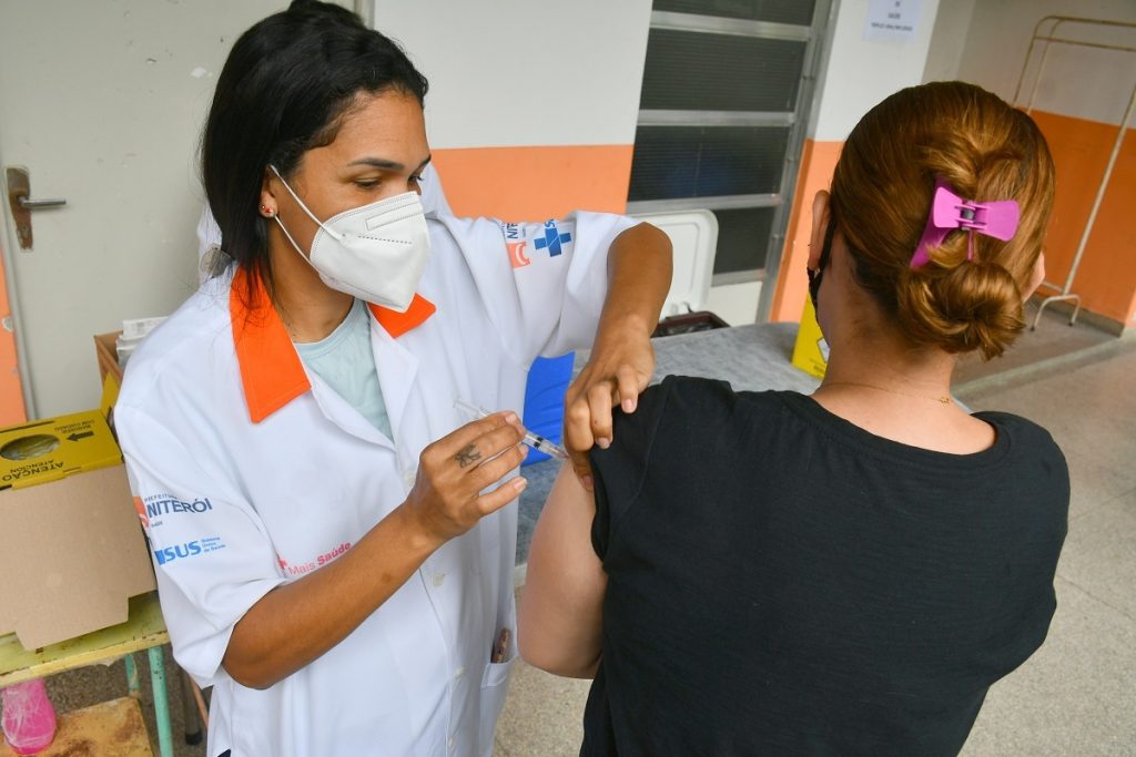 Vacinação contra a gripe, realizada em Niterói (RJ)