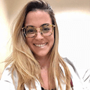 Dra Mayra Coimbra, médica clínica geral que usa o sistema Consultório Live para organizar sua rotina corrida.